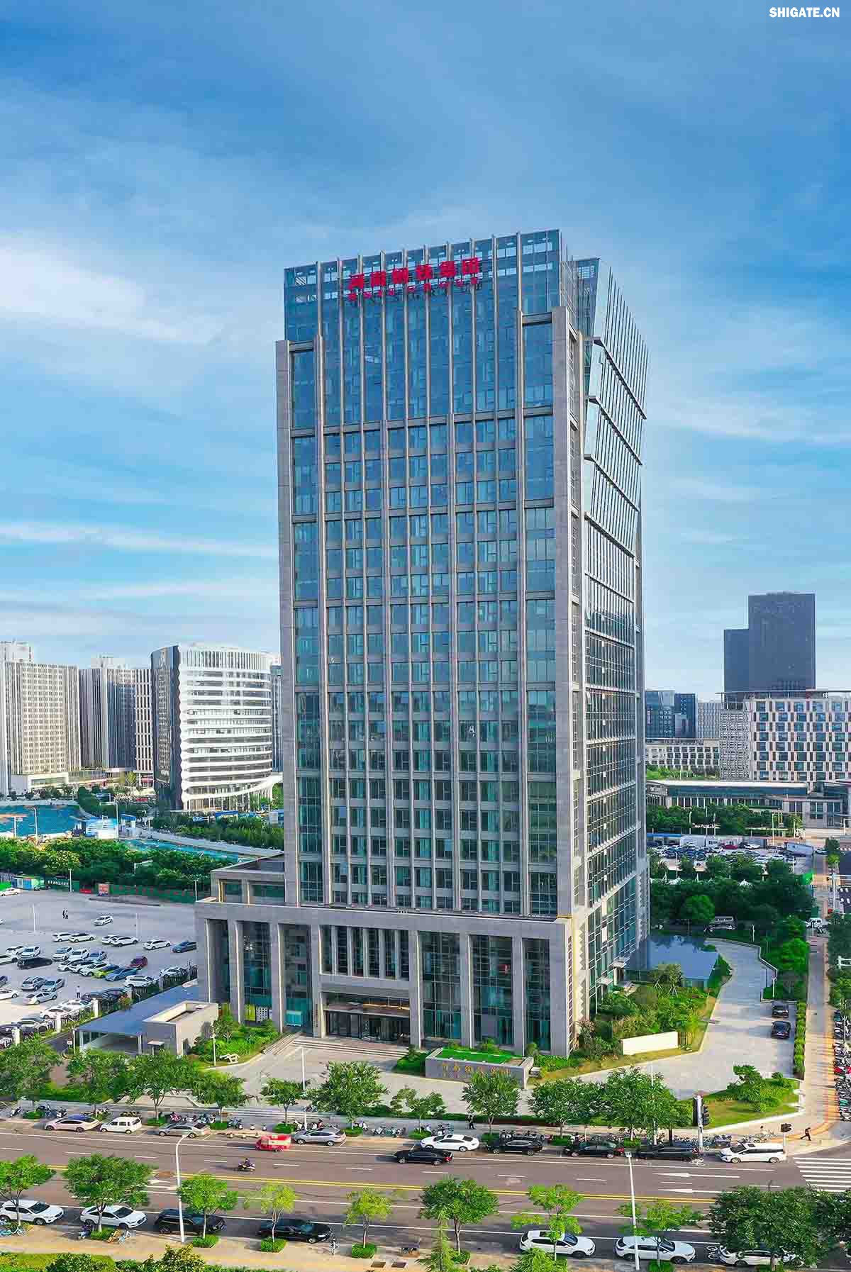 111.jpg 河南鋼鐵集團鄭州總部    河南鋼鐵集團有限公司（以下簡稱河南鋼鐵集團）2023年3月1日注冊成立，注冊資本為人民幣200億元，旗下有安鋼股份公司、周口鋼鐵公司（周鋼）、洛陽銅加工集團、舞陽礦業(yè)公司等子企業(yè)。薄學(xué)斌同志任董事長。河南鋼鐵集團是省委、省政府為推動全省鋼鐵產(chǎn)業(yè)轉(zhuǎn)型提質(zhì)、結(jié)構(gòu)調(diào)整和布局優(yōu)化，而作出的重大決策。河南鋼鐵集團的核心企業(yè)安鋼始建于1958年，是新中國第一批重點建設(shè)的鋼鐵企業(yè)，為河南經(jīng)濟社會發(fā)展作出了不可磨滅的歷史性貢獻。2023年12月，洛陽銅加工集團有限責任公司加入集團大家庭，開啟了全省鋼鐵、有色產(chǎn)業(yè)融合發(fā)展新征程；2024年7月，集團進入省管重要骨干企業(yè)序列，肩負起帶動全省鋼鐵產(chǎn)業(yè)轉(zhuǎn)型提質(zhì)、結(jié)構(gòu)調(diào)整、布局優(yōu)化和推進全省鋼鋁銅鎂融合發(fā)展的重要使命。  新的歷史時期，河南鋼鐵集團深入學(xué)習貫徹習近平總書記關(guān)于建設(shè)現(xiàn)代化產(chǎn)業(yè)體系的重要論述，主動扛起引領(lǐng)帶動全省鋼鐵產(chǎn)業(yè)和有色產(chǎn)業(yè)高質(zhì)量發(fā)展的責任擔當，明確了今后一個時期“1356”發(fā)展格局，構(gòu)畫了未來發(fā)展的大方向、大路子。按照“穩(wěn)住基本盤、邁向中高端、搶占新賽道”的發(fā)展路徑和“一年打基礎(chǔ)、三年上臺階、五年創(chuàng)一流”階段目標，堅持高端化、智能化、綠色化，向特鋼轉(zhuǎn)型，向先進合金材料轉(zhuǎn)型，著力打造效益一流、產(chǎn)品一流、技術(shù)一流、品牌一流、環(huán)境一流、管理一流，營業(yè)收入、資產(chǎn)規(guī)模均達千億級，具有國際影響力、國內(nèi)一流競爭力、區(qū)域最強帶動力的現(xiàn)代化冶金產(chǎn)業(yè)集團。