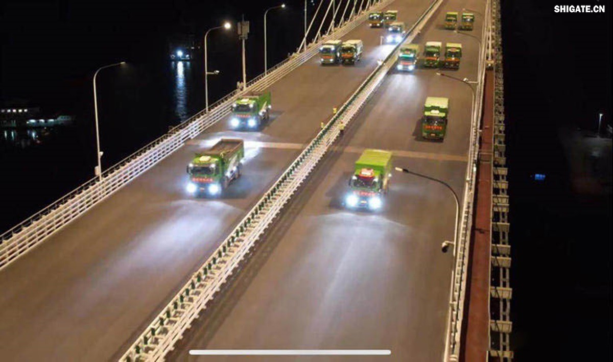 6月16日22時(shí)，世界最大跨度斜拉橋——常泰長(zhǎng)江大橋燈火通明，車聲轟鳴，一場(chǎng)通車前的“極限挑戰(zhàn)”正緊張進(jìn)行。30輛總重達(dá)1200噸的四軸加載車，分批列隊(duì)駛上橋面預(yù)先劃定的?？奎c(diǎn)，并由提前布置在橋梁各關(guān)鍵部位的869個(gè)傳感器開展實(shí)時(shí)監(jiān)測(cè)，采集測(cè)試數(shù)據(jù)。由此，大橋跨江公鐵合建段主橋橋梁荷載試驗(yàn)全面啟動(dòng)。    AA1GQ79M.jpg    這次荷載試驗(yàn)覆蓋范圍具體包括1座主跨1208米斜拉橋、2座主跨388米鋼桁拱專用航道橋、1座非通航道孔橋以及南北兩座引橋，共設(shè)計(jì)119個(gè)靜載工況和111個(gè)動(dòng)載工況。其中，最大對(duì)稱靜力加載工況將動(dòng)用110輛四軸加載車，總重達(dá)4400噸。試驗(yàn)將持續(xù)一周，分五個(gè)階段進(jìn)行。試驗(yàn)首日在錄安洲非通航孔橋和常州側(cè)公鐵合建段引橋?qū)嵤? 常泰長(zhǎng)江大橋是連通常州與泰興的跨江通道，是長(zhǎng)江上首座集高速公路、城際鐵路和普通公路三種功能于一體的雙層復(fù)合型橋梁，計(jì)劃于今年年內(nèi)基本建成。它的上層為雙向六車道高速公路，下層為雙線城際鐵路和普通公路。如此復(fù)雜的結(jié)構(gòu)，如何確保它在未來百年服役中安全可靠？答案就藏在荷載試驗(yàn)中。    AA1GQduQ.jpg    荷載試驗(yàn)堪稱橋梁通車前的“綜合大考”，是確保橋梁安全運(yùn)營(yíng)的“體檢報(bào)告”。江蘇省交通工程建設(shè)局常泰長(zhǎng)江大橋建設(shè)指揮部現(xiàn)場(chǎng)常務(wù)副指揮長(zhǎng)夏鵬飛介紹，“荷載試驗(yàn)是檢測(cè)橋梁結(jié)構(gòu)安全和承載能力的重要手段，通過科學(xué)的加載測(cè)試和數(shù)據(jù)采集分析，驗(yàn)證實(shí)際成橋狀態(tài)與理論設(shè)計(jì)的鍥合度，確保常泰長(zhǎng)江大橋運(yùn)營(yíng)安全?！笨紤]到大橋主體采用鋼結(jié)構(gòu)和鋼-混凝土組合結(jié)構(gòu)，為最大限度減少晝夜溫差對(duì)測(cè)試數(shù)據(jù)的影響，所有試驗(yàn)均安排在夜間實(shí)施。  通過一系列科學(xué)嚴(yán)謹(jǐn)?shù)暮奢d測(cè)試，這座世界級(jí)多功能大橋的實(shí)際性能將得到充分檢驗(yàn)，為常泰長(zhǎng)江大橋后續(xù)安全通車運(yùn)營(yíng)提供至關(guān)重要的數(shù)據(jù)支撐。