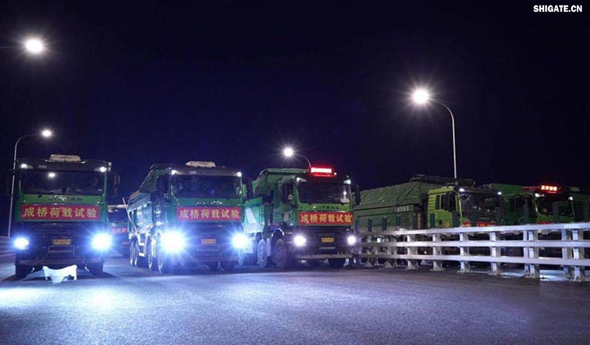 6月16日22時(shí)，世界最大跨度斜拉橋——常泰長(zhǎng)江大橋燈火通明，車聲轟鳴，一場(chǎng)通車前的“極限挑戰(zhàn)”正緊張進(jìn)行。30輛總重達(dá)1200噸的四軸加載車，分批列隊(duì)駛上橋面預(yù)先劃定的?？奎c(diǎn)，并由提前布置在橋梁各關(guān)鍵部位的869個(gè)傳感器開展實(shí)時(shí)監(jiān)測(cè)，采集測(cè)試數(shù)據(jù)。由此，大橋跨江公鐵合建段主橋橋梁荷載試驗(yàn)全面啟動(dòng)。    AA1GQ79M.jpg    這次荷載試驗(yàn)覆蓋范圍具體包括1座主跨1208米斜拉橋、2座主跨388米鋼桁拱專用航道橋、1座非通航道孔橋以及南北兩座引橋，共設(shè)計(jì)119個(gè)靜載工況和111個(gè)動(dòng)載工況。其中，最大對(duì)稱靜力加載工況將動(dòng)用110輛四軸加載車，總重達(dá)4400噸。試驗(yàn)將持續(xù)一周，分五個(gè)階段進(jìn)行。試驗(yàn)首日在錄安洲非通航孔橋和常州側(cè)公鐵合建段引橋?qū)嵤? 常泰長(zhǎng)江大橋是連通常州與泰興的跨江通道，是長(zhǎng)江上首座集高速公路、城際鐵路和普通公路三種功能于一體的雙層復(fù)合型橋梁，計(jì)劃于今年年內(nèi)基本建成。它的上層為雙向六車道高速公路，下層為雙線城際鐵路和普通公路。如此復(fù)雜的結(jié)構(gòu)，如何確保它在未來百年服役中安全可靠？答案就藏在荷載試驗(yàn)中。    AA1GQduQ.jpg    荷載試驗(yàn)堪稱橋梁通車前的“綜合大考”，是確保橋梁安全運(yùn)營(yíng)的“體檢報(bào)告”。江蘇省交通工程建設(shè)局常泰長(zhǎng)江大橋建設(shè)指揮部現(xiàn)場(chǎng)常務(wù)副指揮長(zhǎng)夏鵬飛介紹，“荷載試驗(yàn)是檢測(cè)橋梁結(jié)構(gòu)安全和承載能力的重要手段，通過科學(xué)的加載測(cè)試和數(shù)據(jù)采集分析，驗(yàn)證實(shí)際成橋狀態(tài)與理論設(shè)計(jì)的鍥合度，確保常泰長(zhǎng)江大橋運(yùn)營(yíng)安全?！笨紤]到大橋主體采用鋼結(jié)構(gòu)和鋼-混凝土組合結(jié)構(gòu)，為最大限度減少晝夜溫差對(duì)測(cè)試數(shù)據(jù)的影響，所有試驗(yàn)均安排在夜間實(shí)施。  通過一系列科學(xué)嚴(yán)謹(jǐn)?shù)暮奢d測(cè)試，這座世界級(jí)多功能大橋的實(shí)際性能將得到充分檢驗(yàn)，為常泰長(zhǎng)江大橋后續(xù)安全通車運(yùn)營(yíng)提供至關(guān)重要的數(shù)據(jù)支撐。